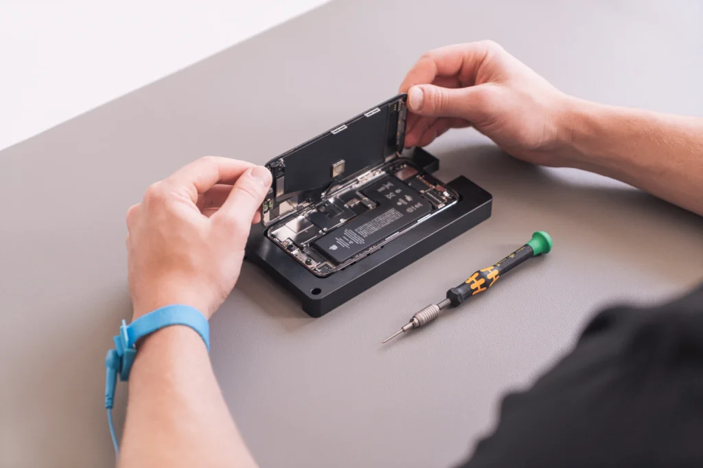 Appareil maintenu sur un support pendant une intervention